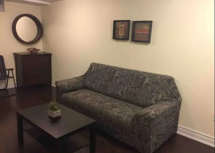 Cozy & Spacious Suite With Private Bathroom Near Toronto Airport !