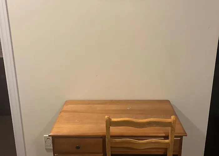 Cozy & Spacious Suite With Private Bathroom Near Toronto Airport !