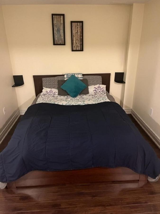 Cozy & Spacious With Private Bathroom Near Toronto Airport ! Holiday home *