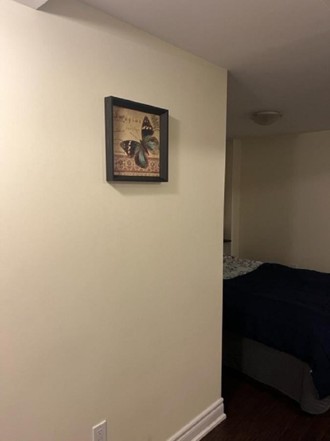 Cozy & Spacious With Private Bathroom Near Toronto Airport ! Holiday home *
