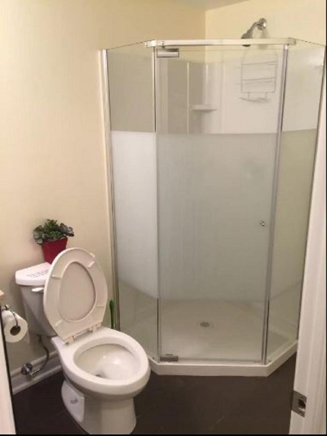 Cozy & Spacious With Private Bathroom Near Toronto Airport ! Mississauga