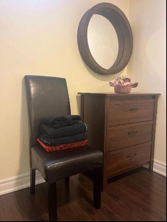 Cozy & Spacious With Private Bathroom Near Toronto Airport ! Holiday home