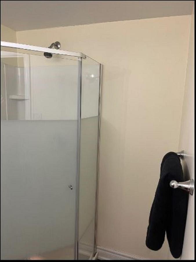 Cozy & Spacious With Private Bathroom Near Toronto Airport ! Holiday home *