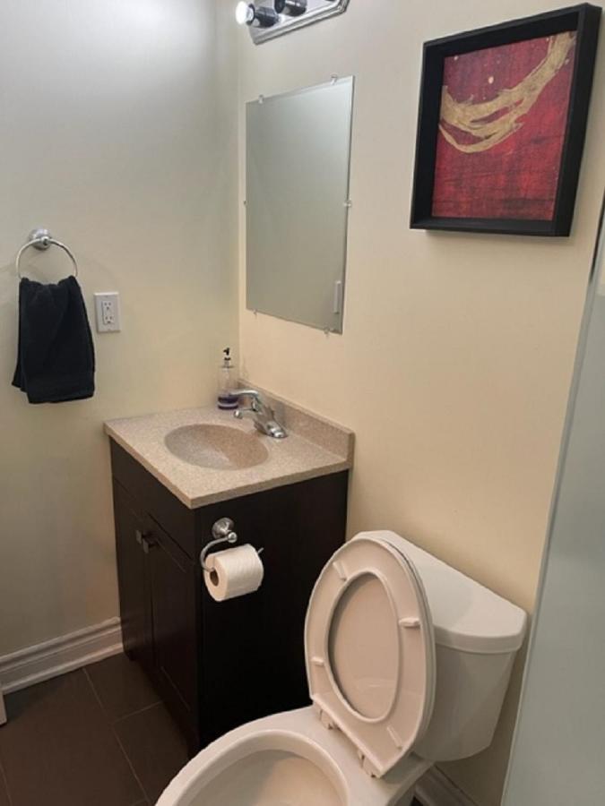 Cozy & Spacious With Private Bathroom Near Toronto Airport ! Holiday home