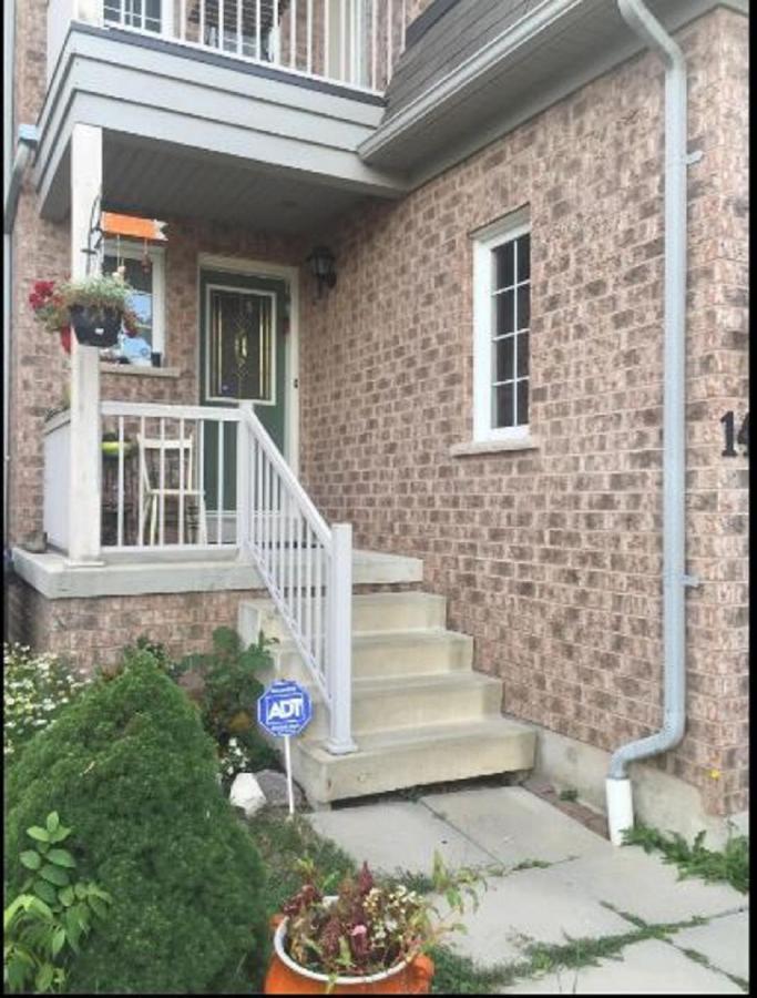 Cozy & Spacious With Private Bathroom Near Toronto Airport ! *