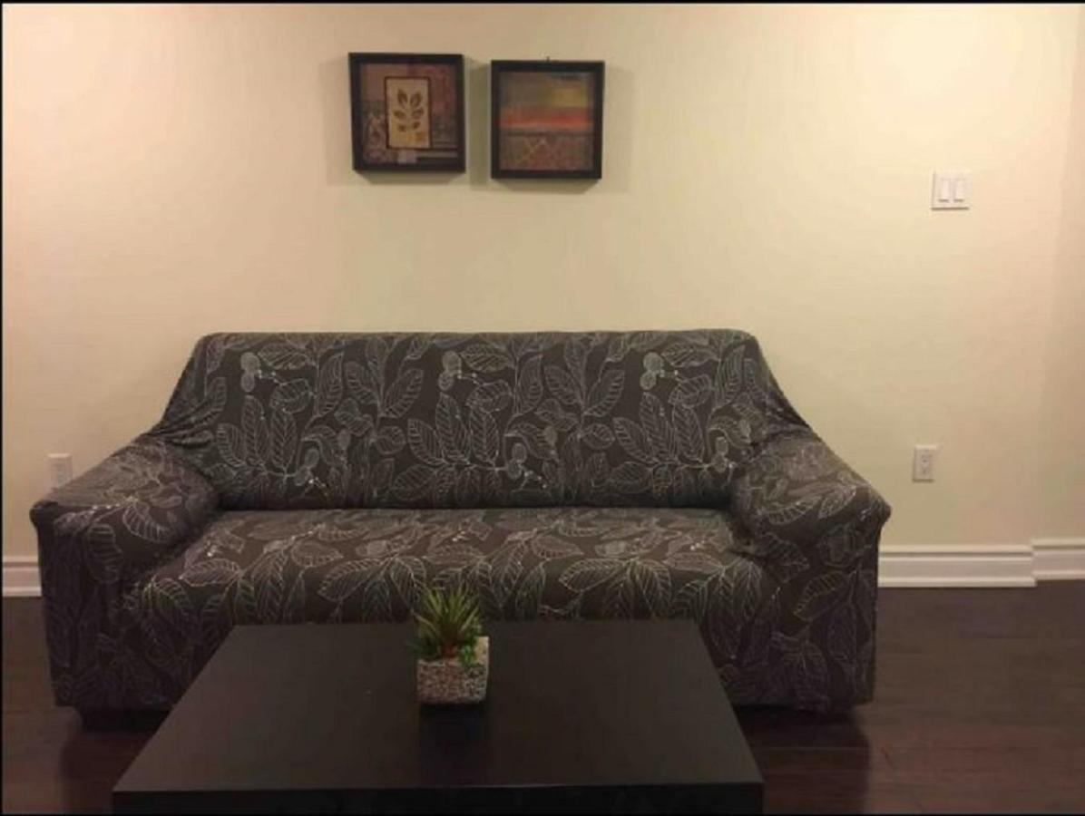 Holiday home Cozy & Spacious With Private Bathroom Near Toronto Airport ! Mississauga