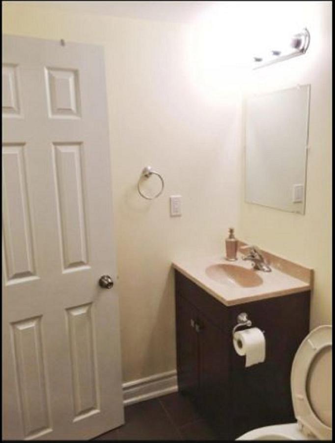Holiday home Cozy & Spacious With Private Bathroom Near Toronto Airport ! *