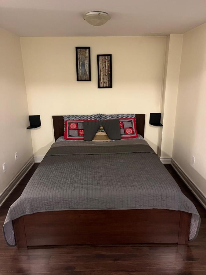 Holiday home Cozy & Spacious With Private Bathroom Near Toronto Airport !