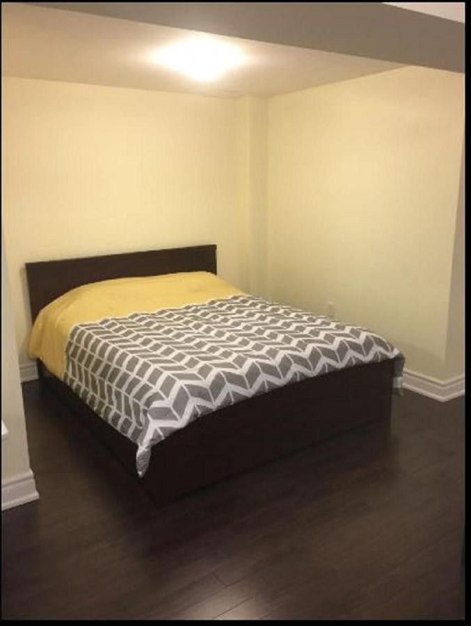 Cozy & Spacious With Private Bathroom Near Toronto Airport ! Holiday home Mississauga