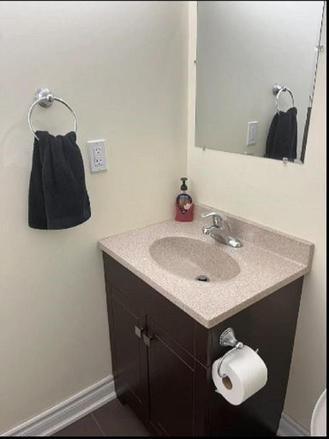 Holiday home Cozy & Spacious With Private Bathroom Near Toronto Airport !